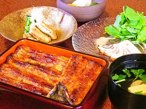 いつ訪れても美味しいのは腕の確かな証し。守り続けた家伝の味をお試しあれ。